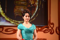 マダム・ド・ガルドローブ役の濱田めぐみ。