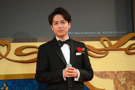 野獣役の山崎育三郎。