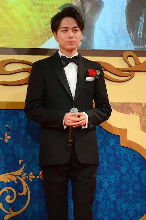 野獣役の山崎育三郎。