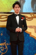 野獣役の山崎育三郎。