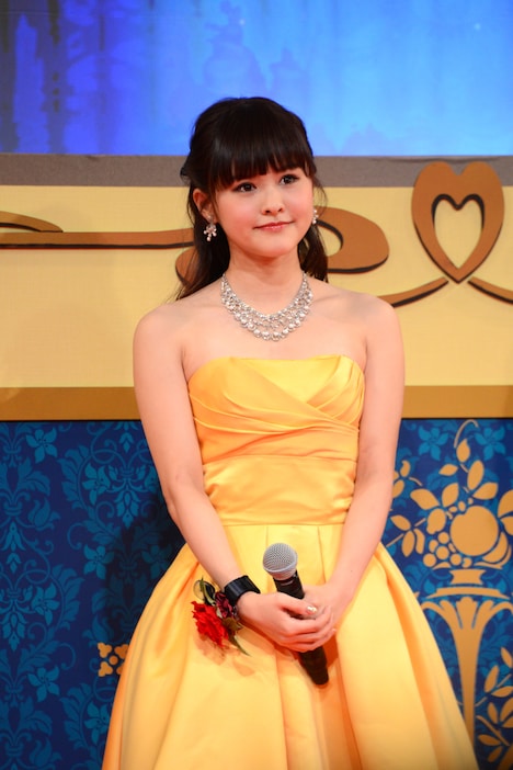 ベル役の昆夏美。