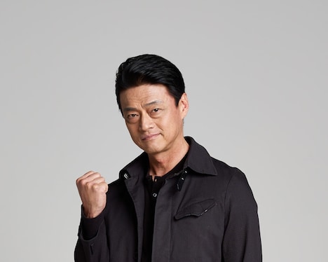 八城章人を演じる神保悟志。