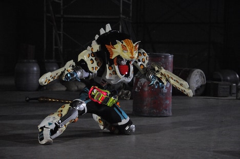 「『仮面ライダーブレイブ』～Surviveせよ！復活のビーストライダー・スクワッド～」より、仮面ライダーブレイブ サファリクエストゲーマー レベル4。