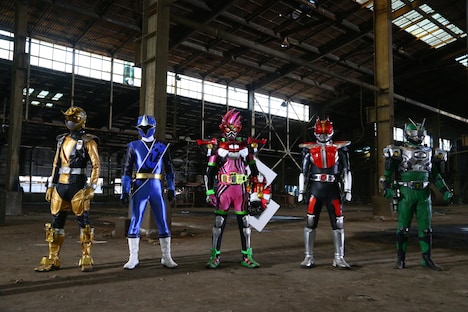 「仮面ライダー×スーパー戦隊 超スーパーヒーロー大戦」よりビートバスター、アオニンジャー、仮面ライダーエグゼイド、仮面ライダー電王、仮面ライダーゾルダ。(c)「超スーパーヒーロー大戦」製作委員会 (c)石森プロ・テレビ朝日・ADK・東映 AG・東映