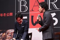 「脚本をまだ読んでいない」という松田龍平（左）を追及する大泉洋（右）。