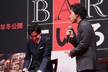 「脚本をまだ読んでいない」という松田龍平（左）を追及する大泉洋（右）。
