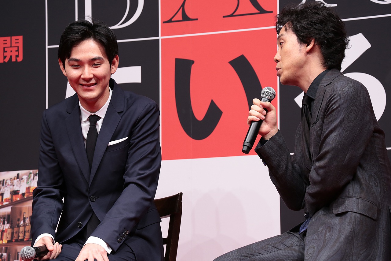 左から松田龍平、大泉洋。