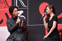 左から大泉洋、北川景子。