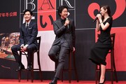 左から松田龍平、大泉洋、北川景子。