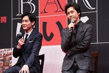 左から松田龍平、大泉洋。