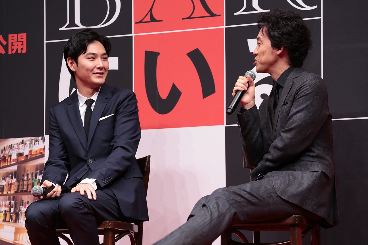 左から松田龍平、大泉洋。