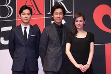 2月に行われた「探偵はBARにいる3」製作発表会見に登壇した松田龍平（左）、大泉洋（中）、北川景子（右）。