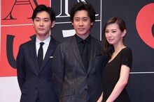 左から松田龍平、大泉洋、北川景子。