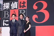 左から松田龍平、大泉洋、北川景子。