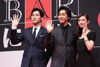 左から松田龍平、大泉洋、北川景子。