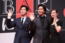 左から松田龍平、大泉洋、北川景子。