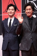 左から松田龍平、大泉洋。