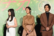 左から橋本環奈、恒松祐里、小出恵介。