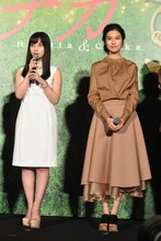 左から橋本環奈、恒松祐里。