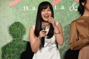 ピコ太郎のモノマネをして、照れる橋本環奈。