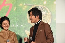 橋本環奈のピコ太郎のモノマネに、「んー！……いいですね」と便乗する小出恵介。