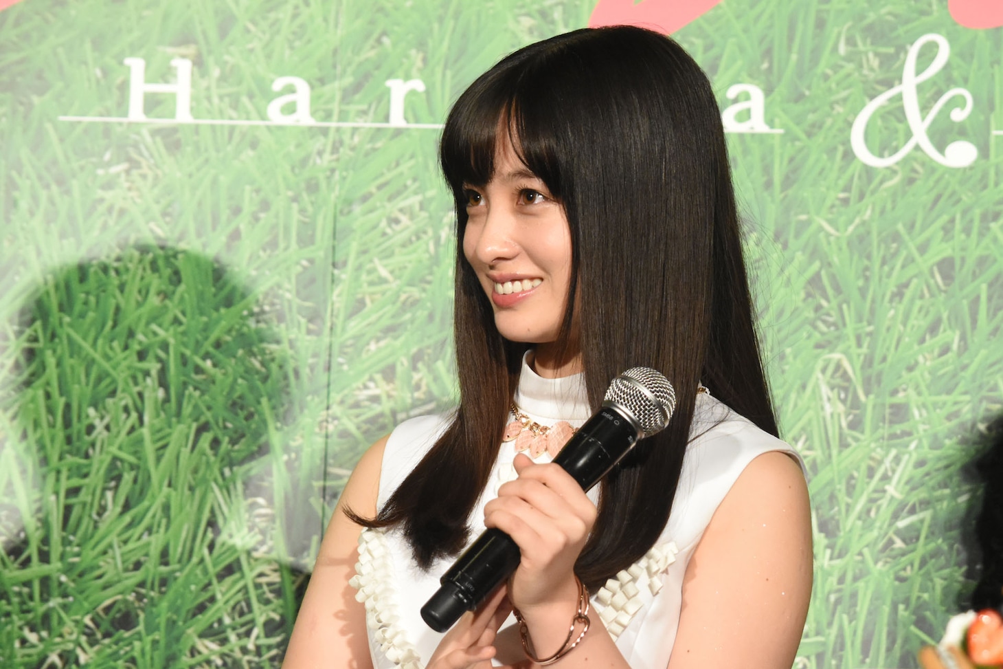 佐藤勝利のホルン生演奏に耳を傾ける橋本環奈。