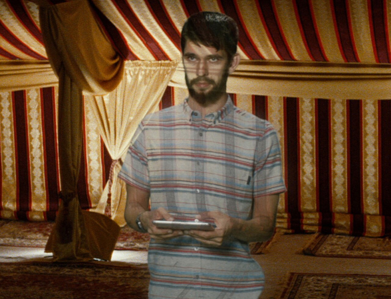 ベン・ウィショーがホログラムで登場、トム・ハンクス主演のコメディ本編映像