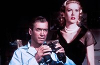 「裏窓」 (c)1954 Samuel Taylor and Patricia Hitchcock O’Connell. Copyright Renewed. All Rights Reserved.