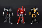 3点セット。左から「INFOBAR MEGATRON(BUILDING)」、「INFOBAR OPTIMUS PRIME(NISHIKIGOI)」、「INFOBAR BUMBLEBEE(ICHIMATSU)」(1万6200円)。