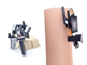 左から「INFOBAR MEGATRON(BUILDING)」「INFOBAR BUMBLEBEE(ICHIMATSU)」。