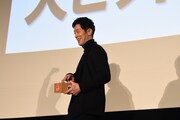 豆まきを行う佐々木蔵之介。