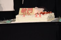 佐々木蔵之介に贈られたサプライズケーキ。
