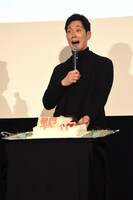サプライズケーキに驚きの表情を浮かべる佐々木蔵之介。