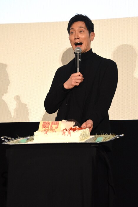 サプライズケーキに驚きの表情を浮かべる佐々木蔵之介。