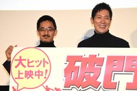 左から小林聖太郎、佐々木蔵之介。