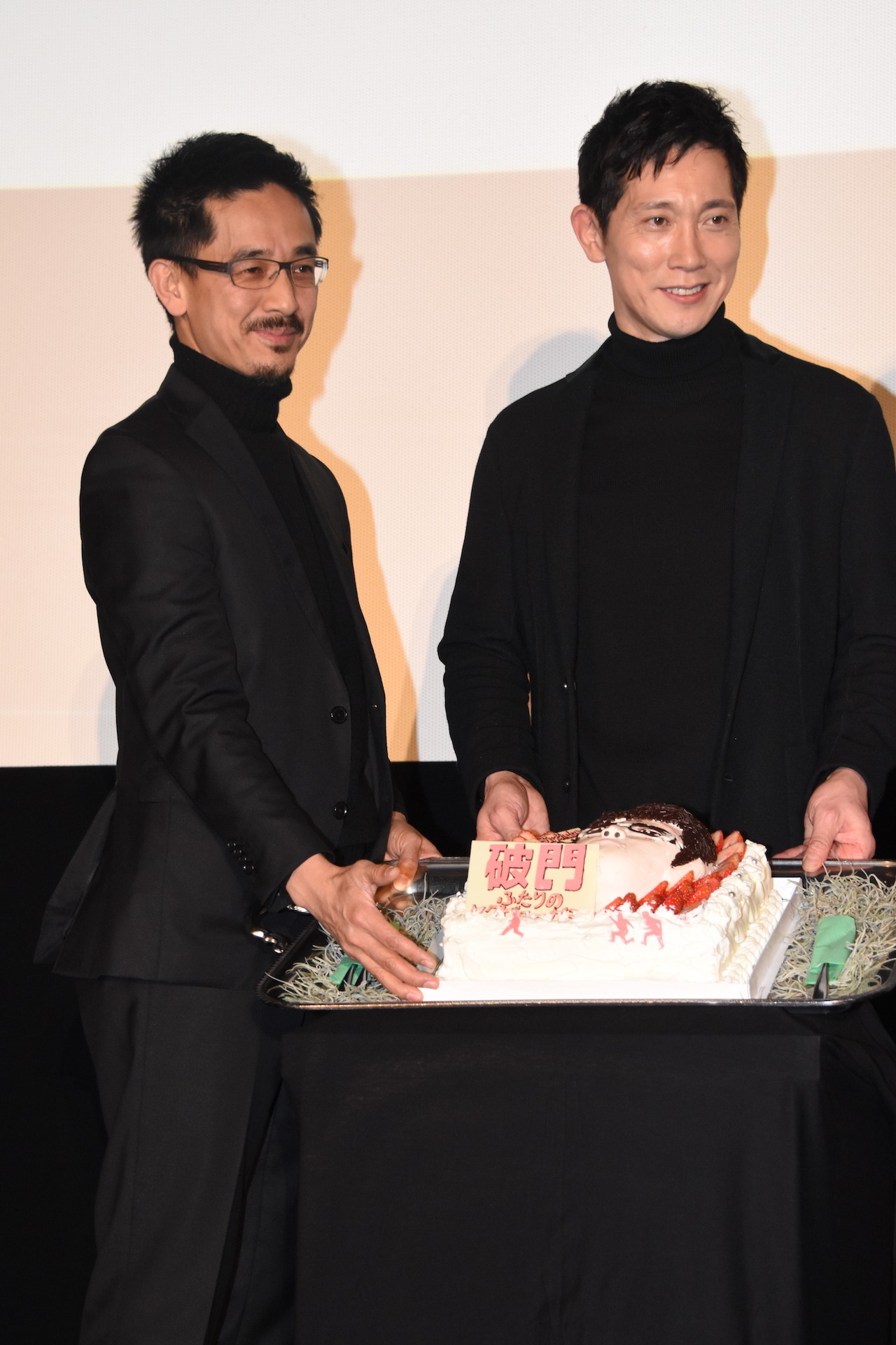 左から小林聖太郎、佐々木蔵之介。