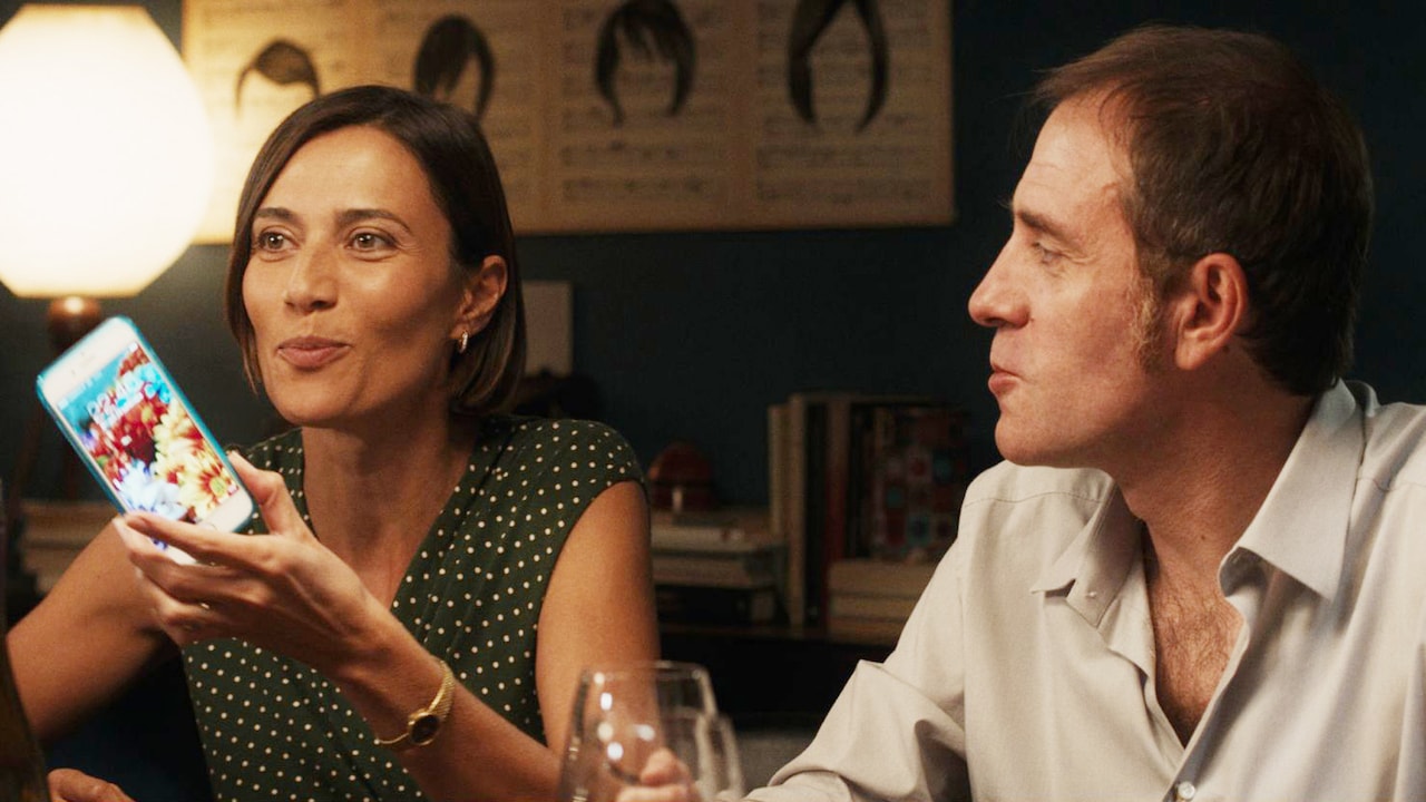 ジョブズから着信あり？スマホ巡る秘密と疑惑描く「おとなの事情」本編映像