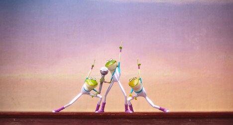 柿原徹也、村瀬歩、木村昴が声を当てるカエルたち。