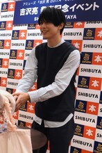 吉沢亮のカレンダーお渡し会の様子。