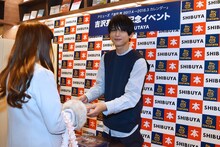 吉沢亮のカレンダーお渡し会の様子。