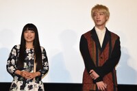 左からmiwa、坂口健太郎。