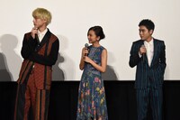 左から坂口健太郎、真野恵里菜、泉澤祐希。