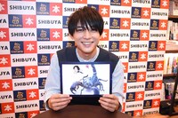 お気に入りだという11月のページをアピールする吉沢亮。