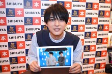 お気に入りだという6月のページをアピールする吉沢亮。合成された2人の自分のうち、右が“しっかり者の兄”、左が“バカな弟”という設定があるそう。