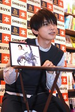 お気に入りだという11月のページをアピールする吉沢亮。