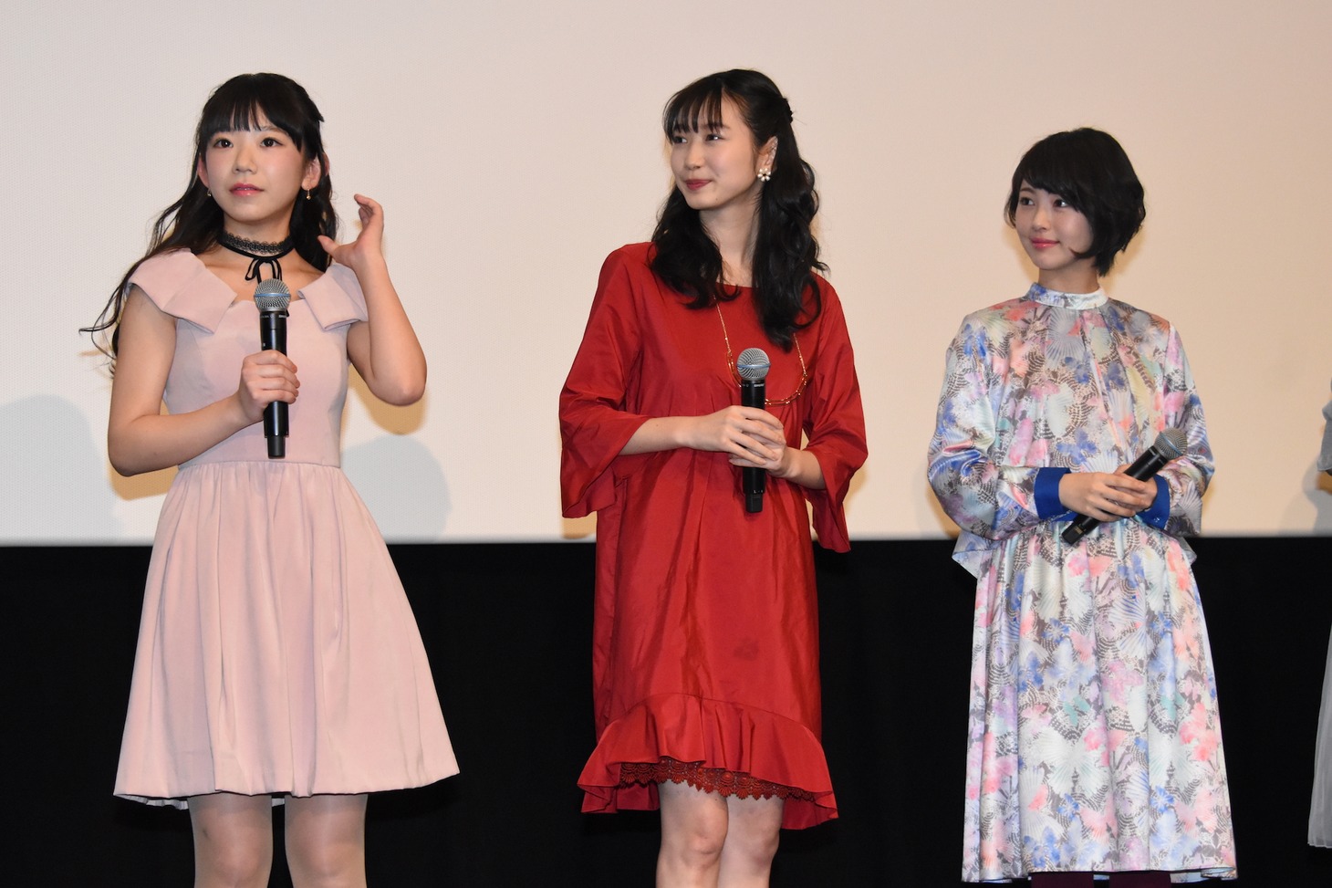 左から長澤茉里奈、岡本夏美、浜辺美波。