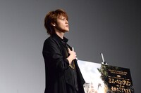 司会者から「本作の日本代表」と言われ、胸に手を当てる宮野真守。