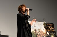 牛乳を手に持つジェスチャーをしながら自身の“特殊能力”を説明する宮野真守。