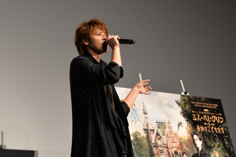 牛乳を手に持つジェスチャーをしながら自身の“特殊能力”を説明する宮野真守。