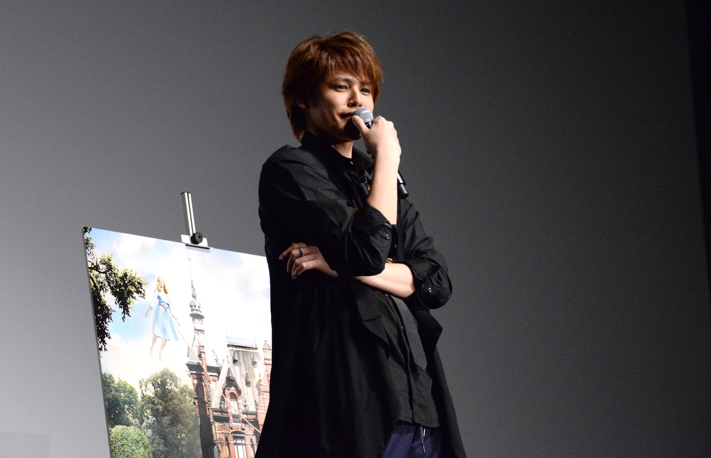 家に置いてある奇妙なものについて考え込む宮野真守。
